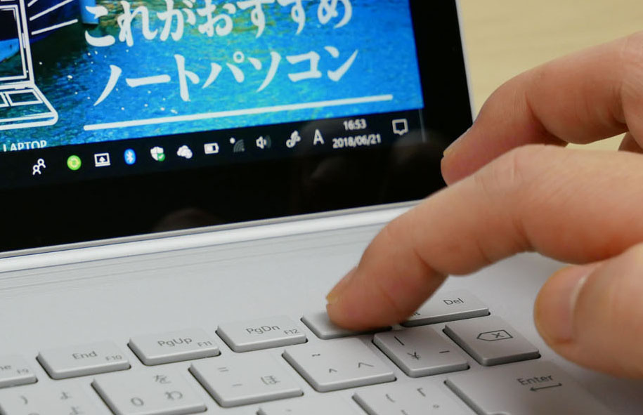 タブレットの取外ボタンを押す画像