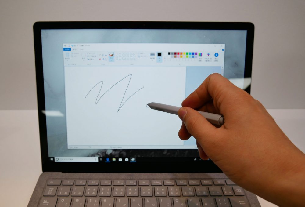 Surfaceペンで描いているところ