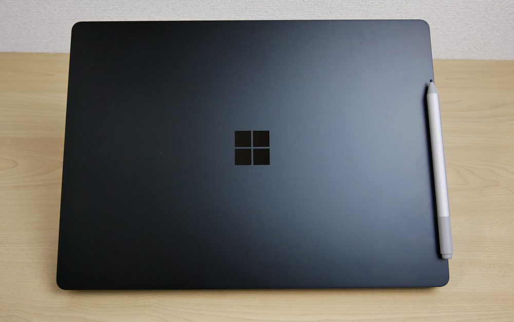 Surfaceペンをマグネットでつけたところ