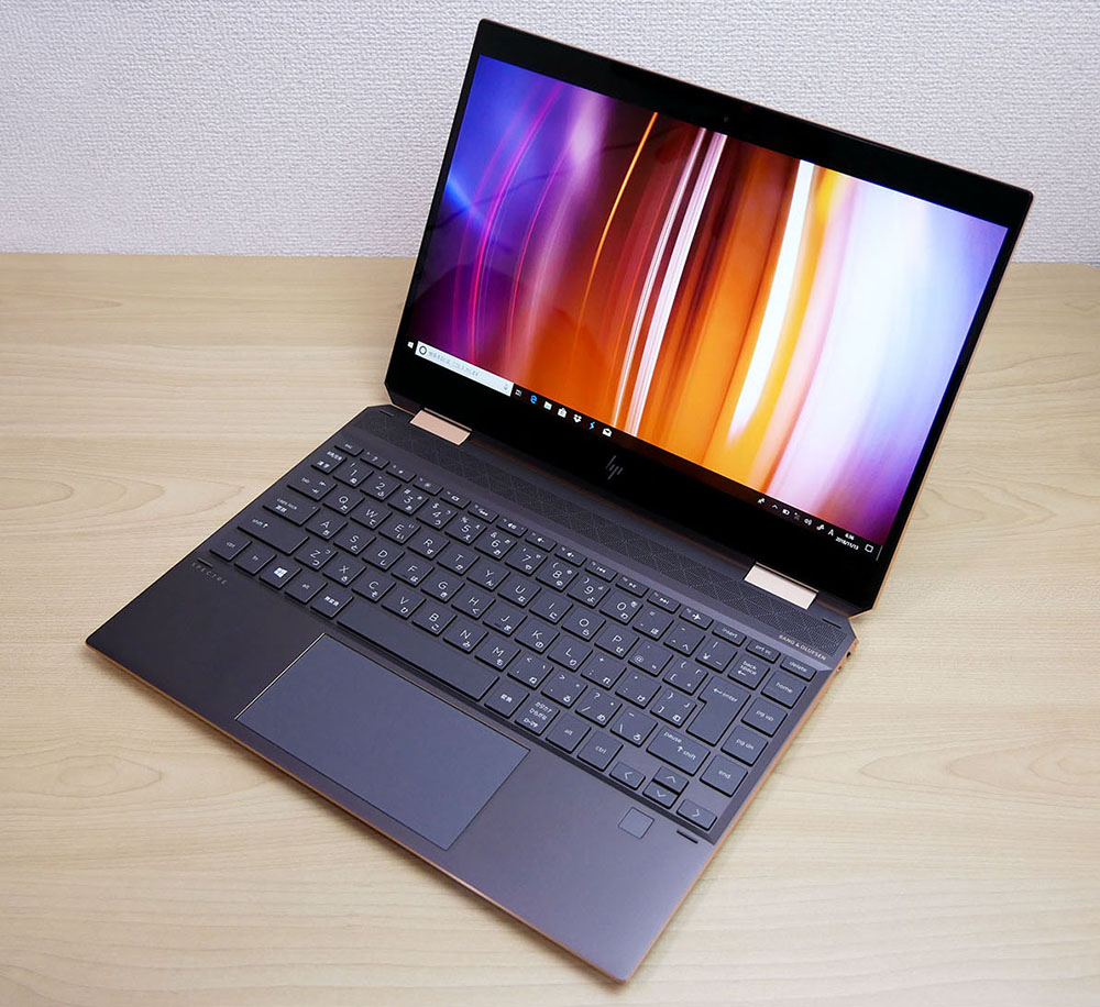 HP　HP Spectre x360 13の外観。斜め上からのカッコいいアングル