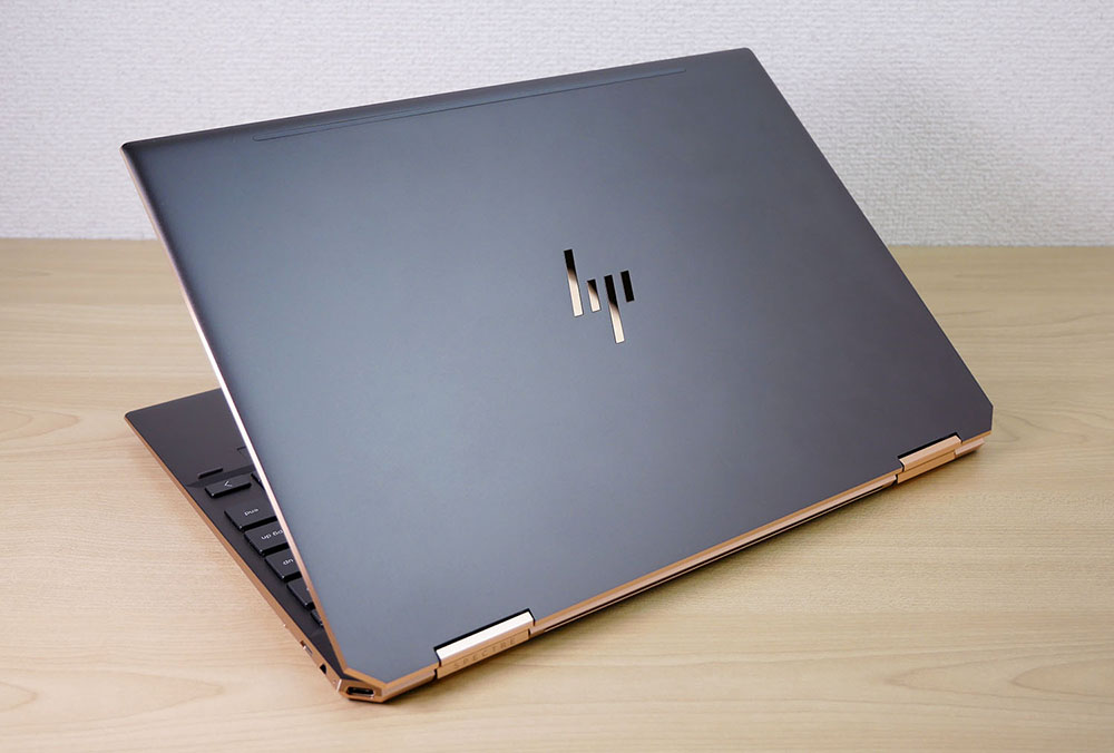 HP Spectre x360 13の外観 天板側から斜め上