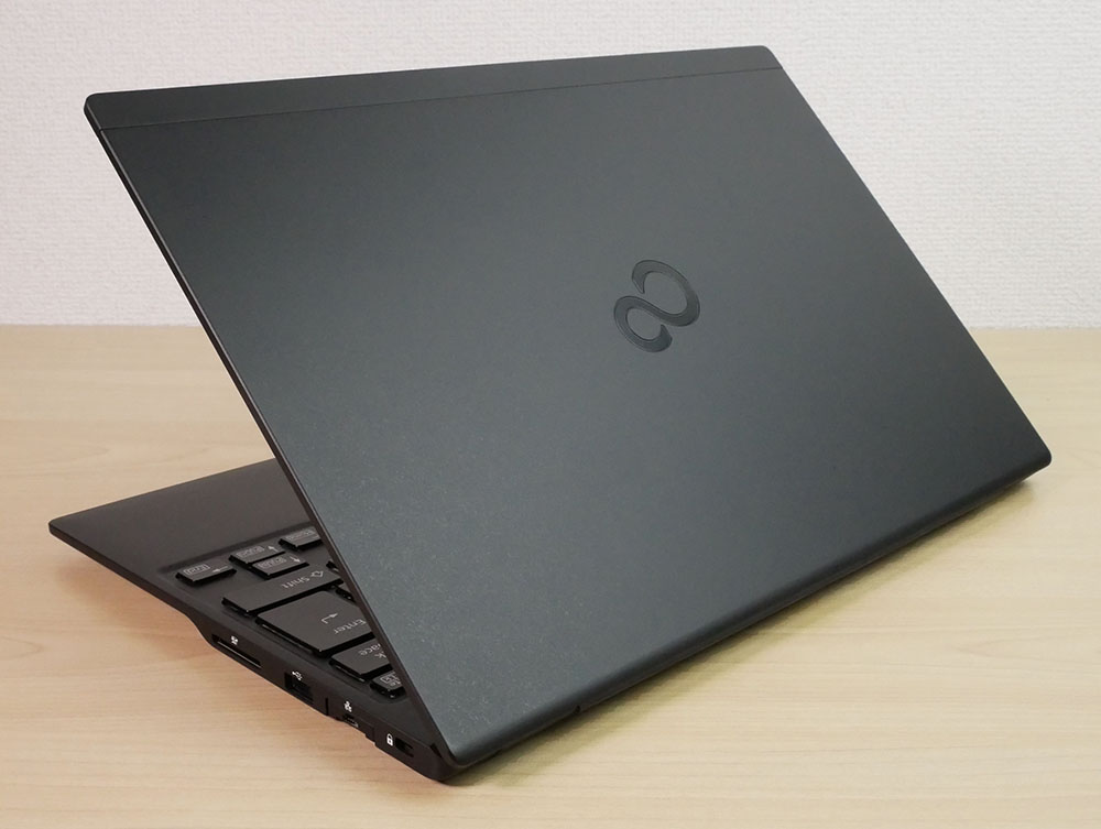 LIFEBOOK WU2/D2の外観 ピクトブラック天板側から斜め上