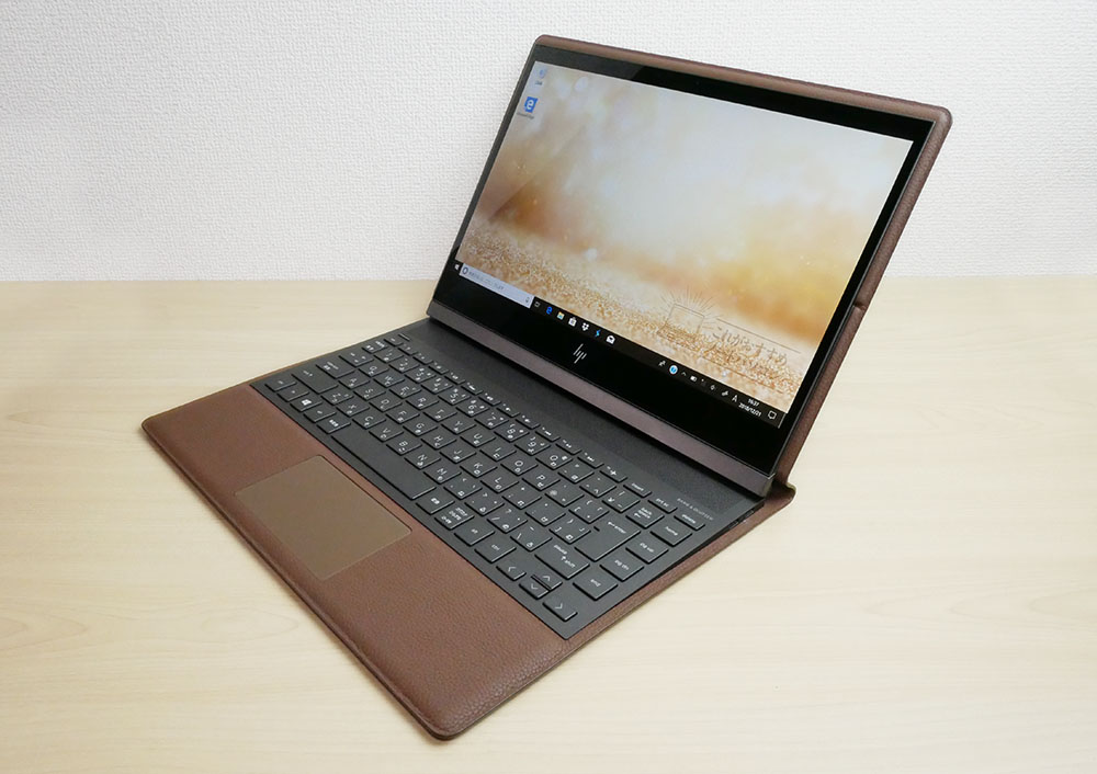 HP　Spectre Folio 13の外観。斜め上からのカッコいいアングル