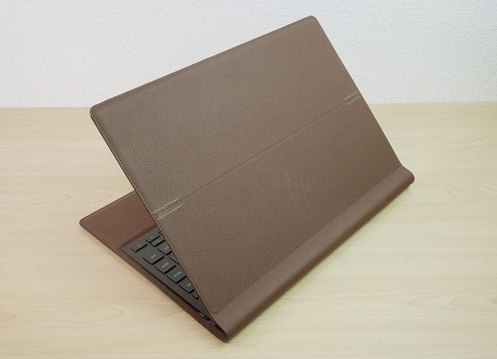 Spectre Folio 13の外観 天板側から斜め上