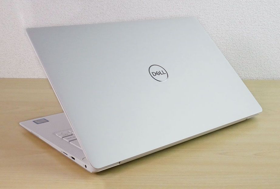 XPS 13（9380）の外観 天板側から斜め上