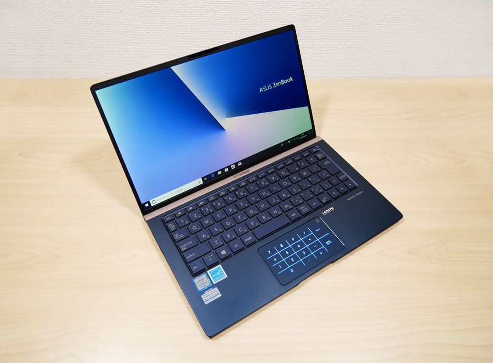 ASUS　ZenBook 13 UX333FAの外観。斜め上からのカッコいいアングル