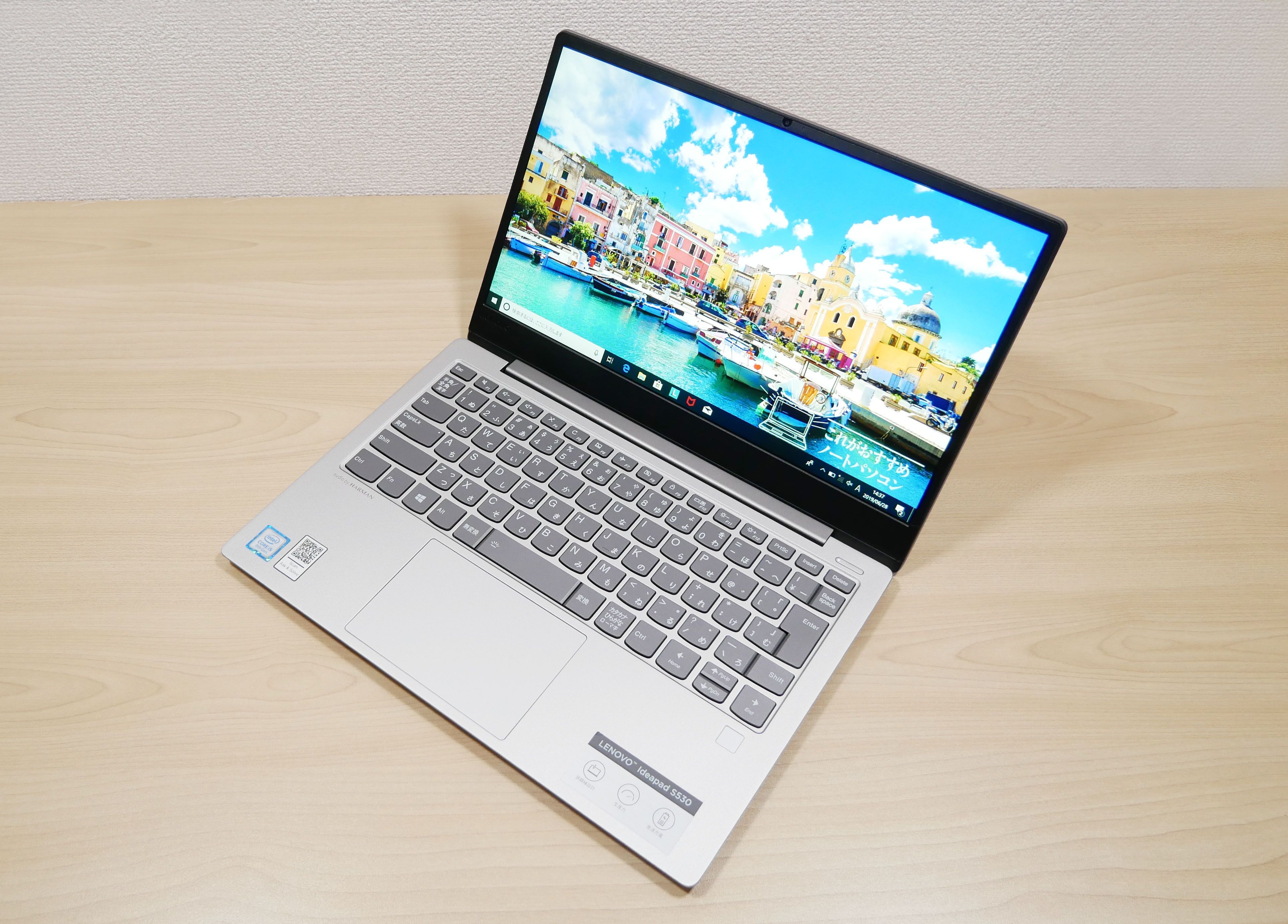 レノボ　IdeaPad S530の外観。斜め上からのカッコいいアングル