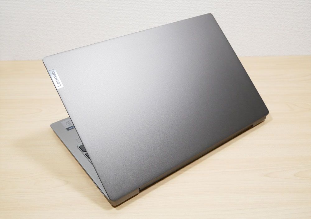 IdeaPad S530の外観 天板側から斜め上