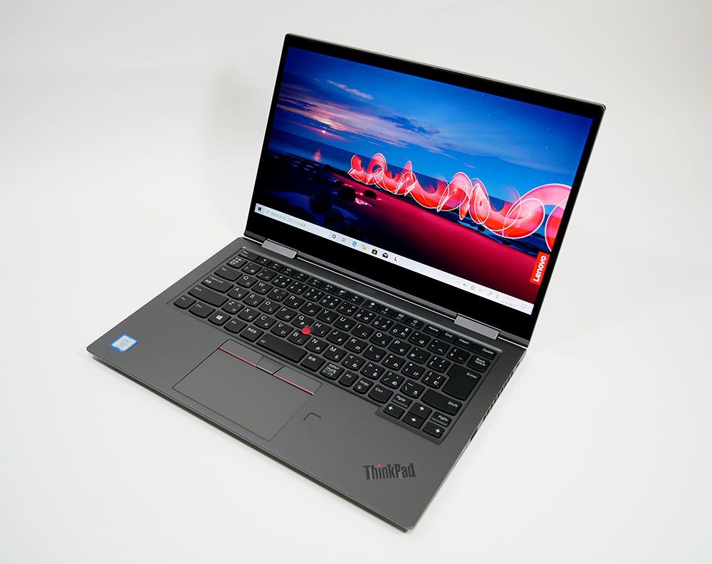 レノボ　ThinkPad X1 Yogaの外観。斜め上からのカッコいいアングル