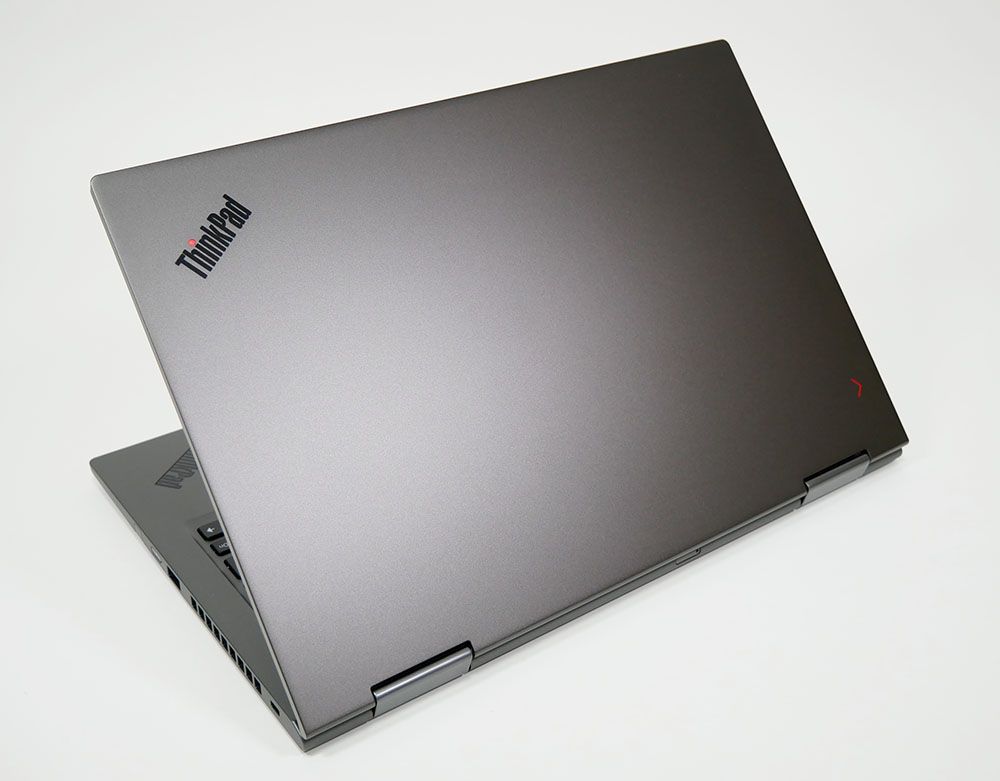 ThinkPad X1 Yogaの外観 天板側から斜め上