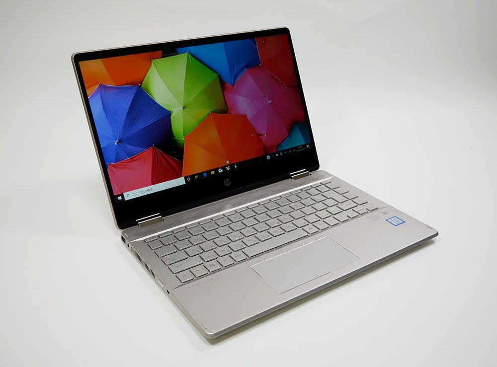 HP　Pavilion x360 14の外観。斜め上からのカッコいいアングル