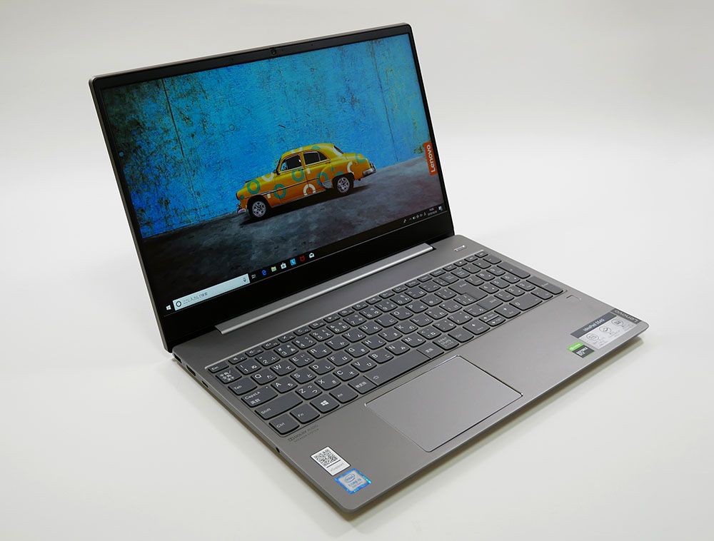 レノボ　IdeaPad S540の外観。斜め上からのカッコいいアングル