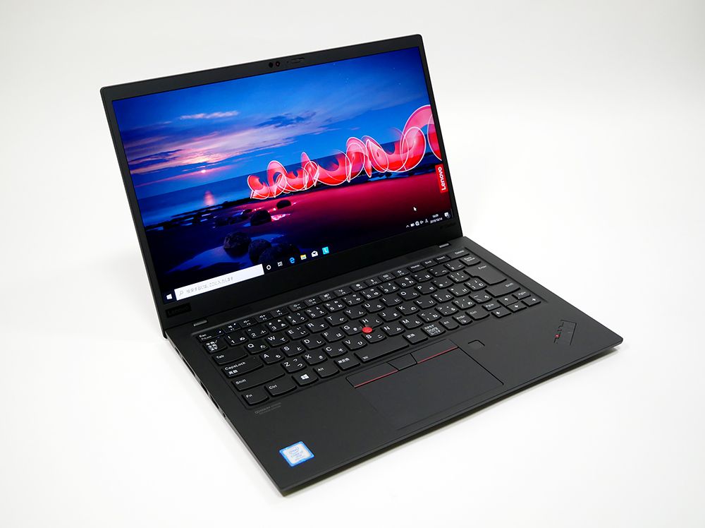 レノボ　ThinkPad X1 Carbon (2019)の外観。斜め上からのカッコいいアングル