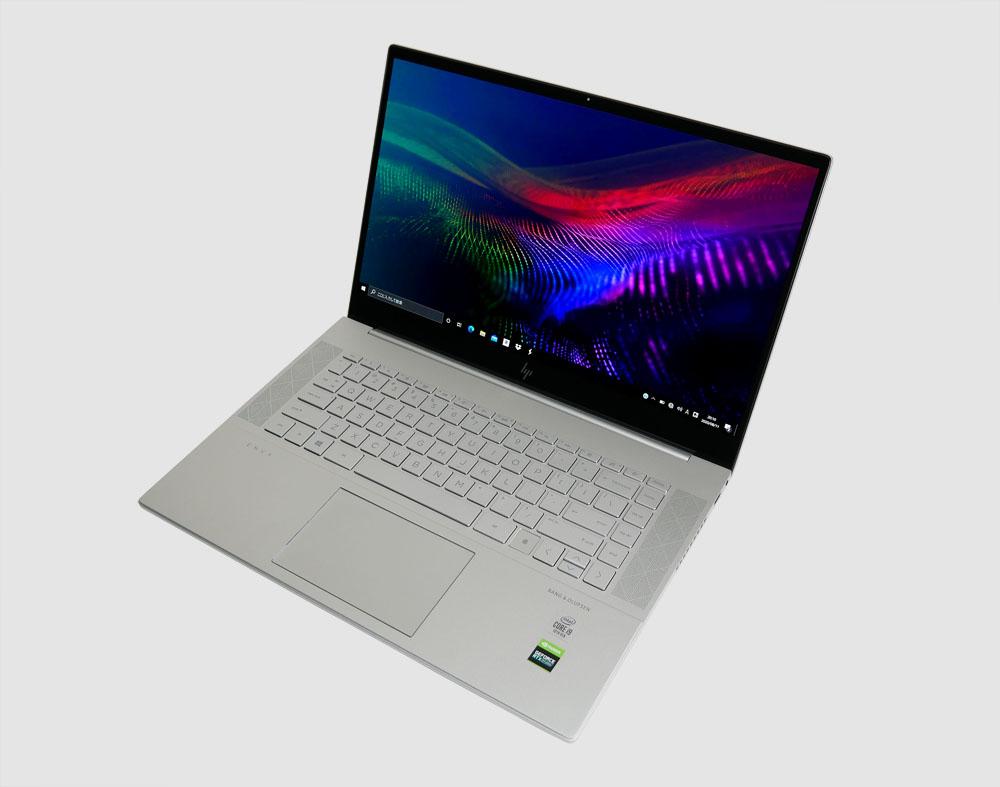 HP ENVY 15の外観。斜め上からのカッコいいアングル