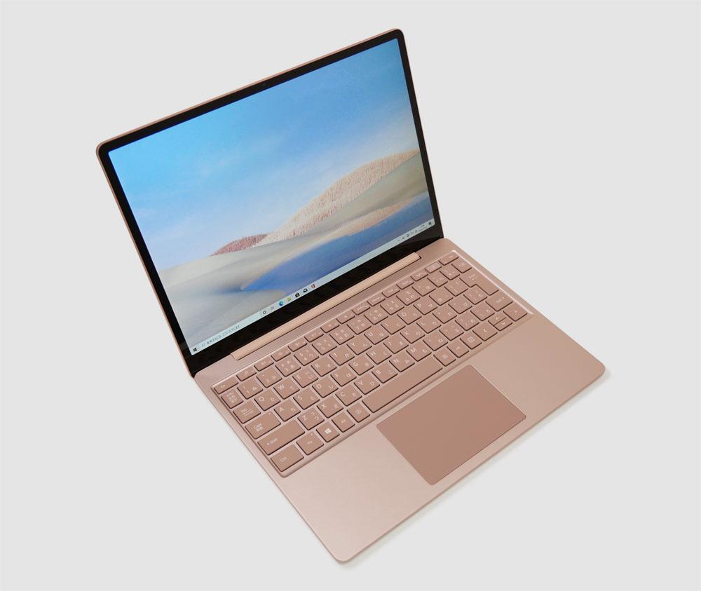 マイクロソフト　Surface Laptop Goの外観。斜め上からのカッコいいアングル