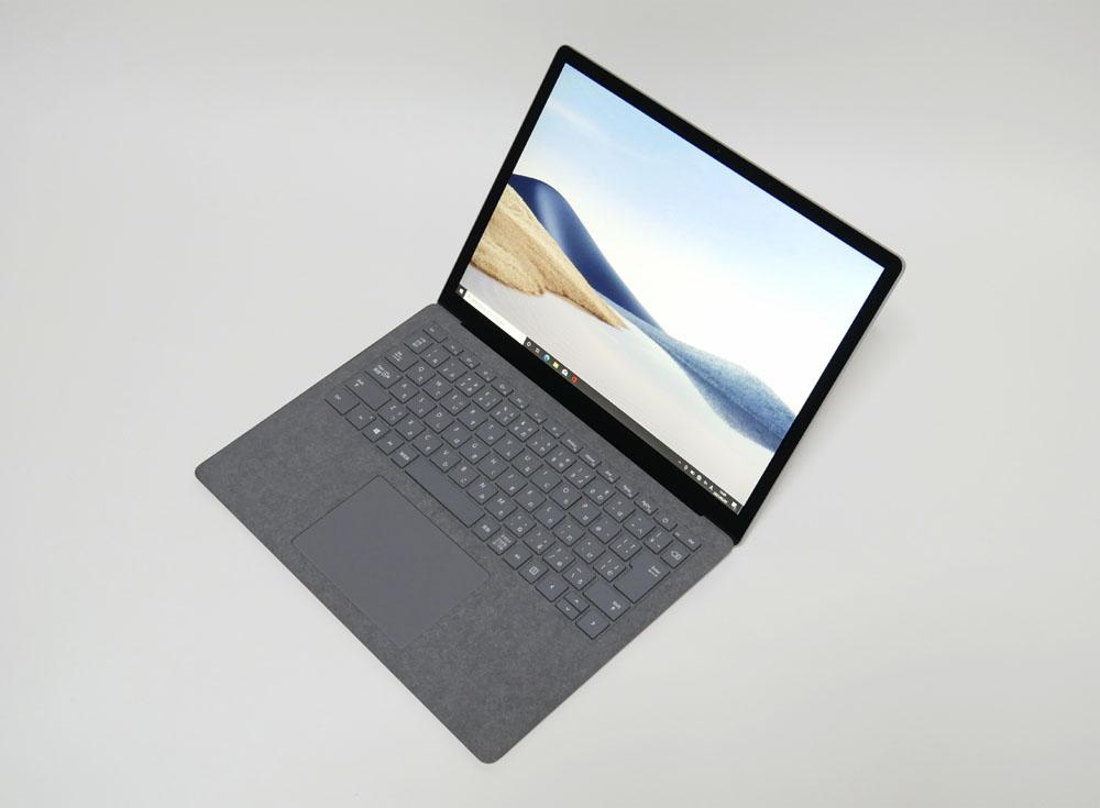 マイクロソフト　Surface Laptop 4 13.5インチモデルの外観。斜め上からのカッコいいアングル