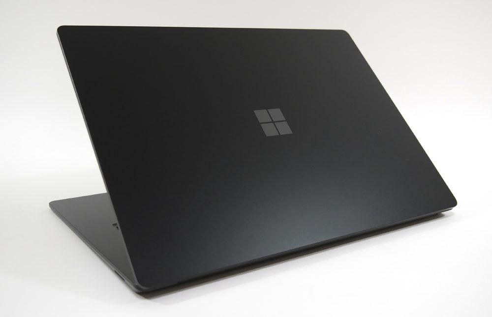 Surface Laptop 4の外観 天板側から斜め上