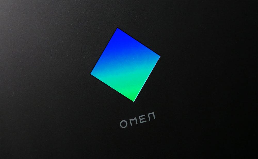 OMEN 17の天板ロゴのアップ