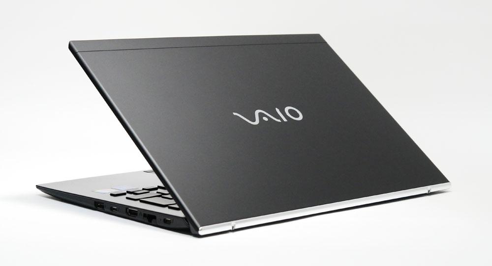 VAIO SX14の外観 天板側から斜め上