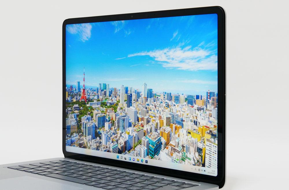 Surface Laptop Studioの視野角チェック 横から見たところ