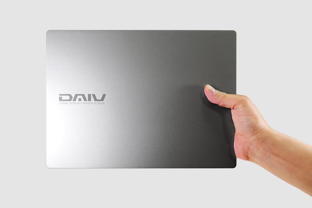 DAIV 4Pを軽そうに持っているところ