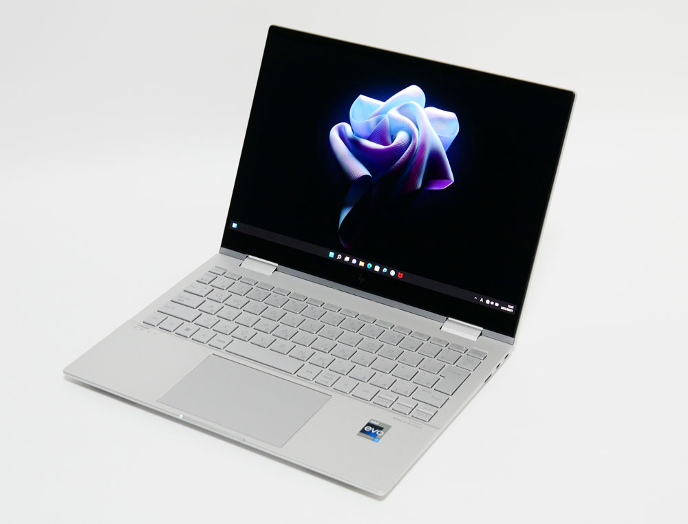 HP　ENVY x360 13-bfの外観。斜め上からのカッコいいアングル