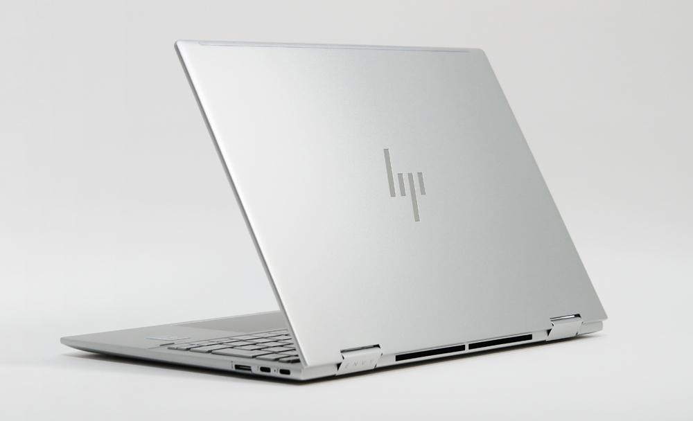 HP ENVY x360 13-bfシリーズの外観 天板側から斜め上