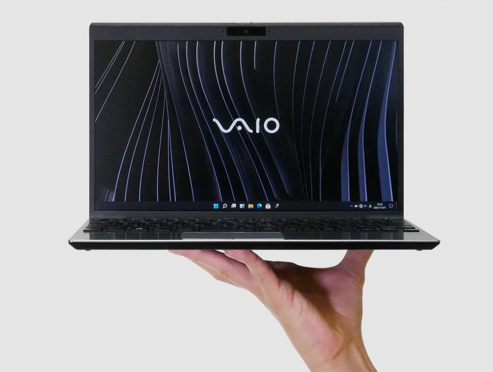 VAIO SX12を持っているところ