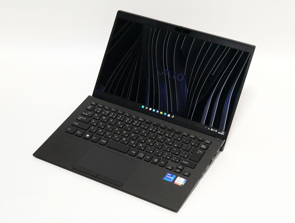 VAIO SX14の外観。斜め上からのカッコいいアングル