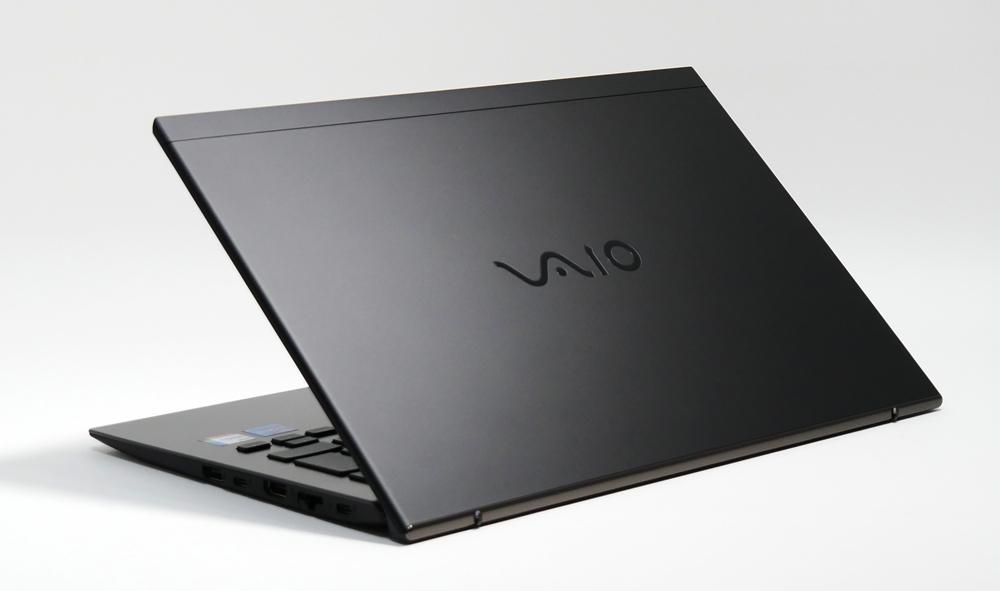 VAIO SX14 ALL BLACK EDITIONの外観 天板側から斜め上