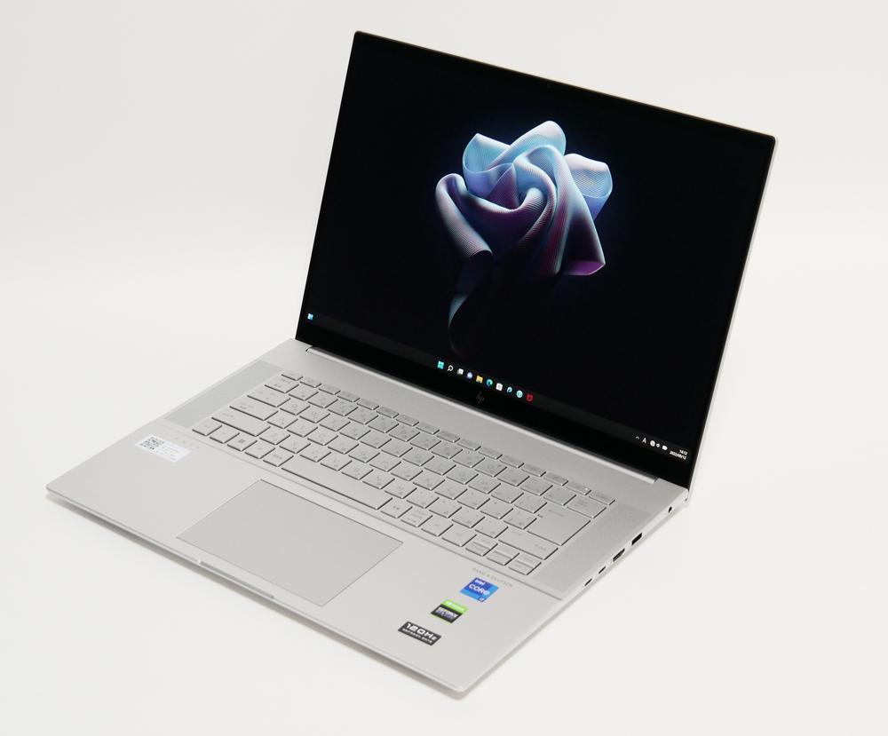 HP ENVY 16の外観。斜め上からのカッコいいアングル