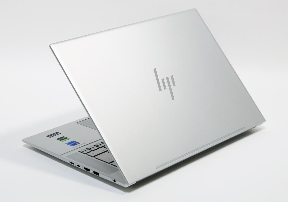 HP ENVY 16の外観 天板側から斜め上