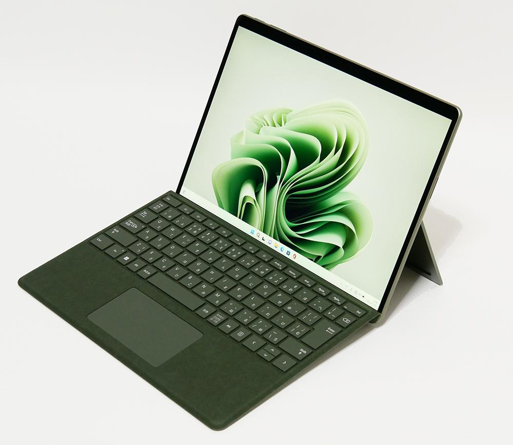 マイクロソフト　Surface Pro 9の外観。斜め上からのカッコいいアングル