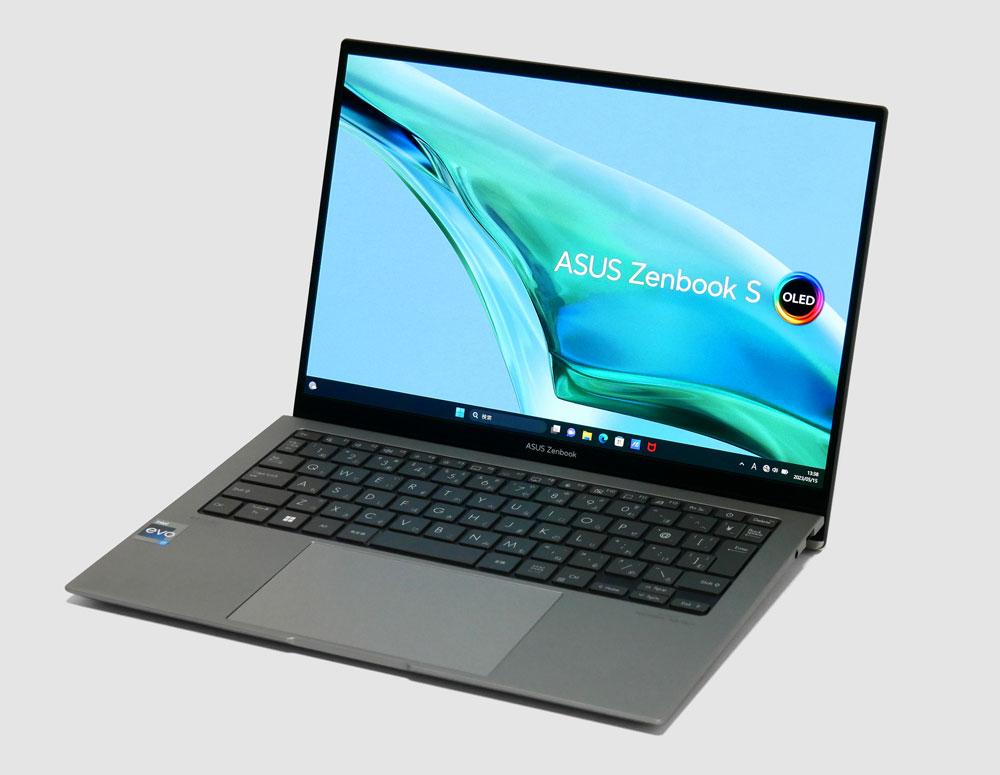 ASUS　Zenbook S 13 OLED UX5304VAの外観。斜め上から