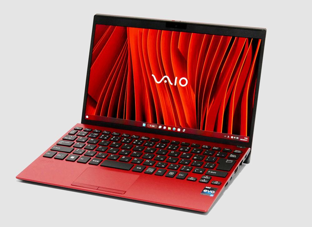 VAIO SX12 ファインレッドの外観。斜め上から