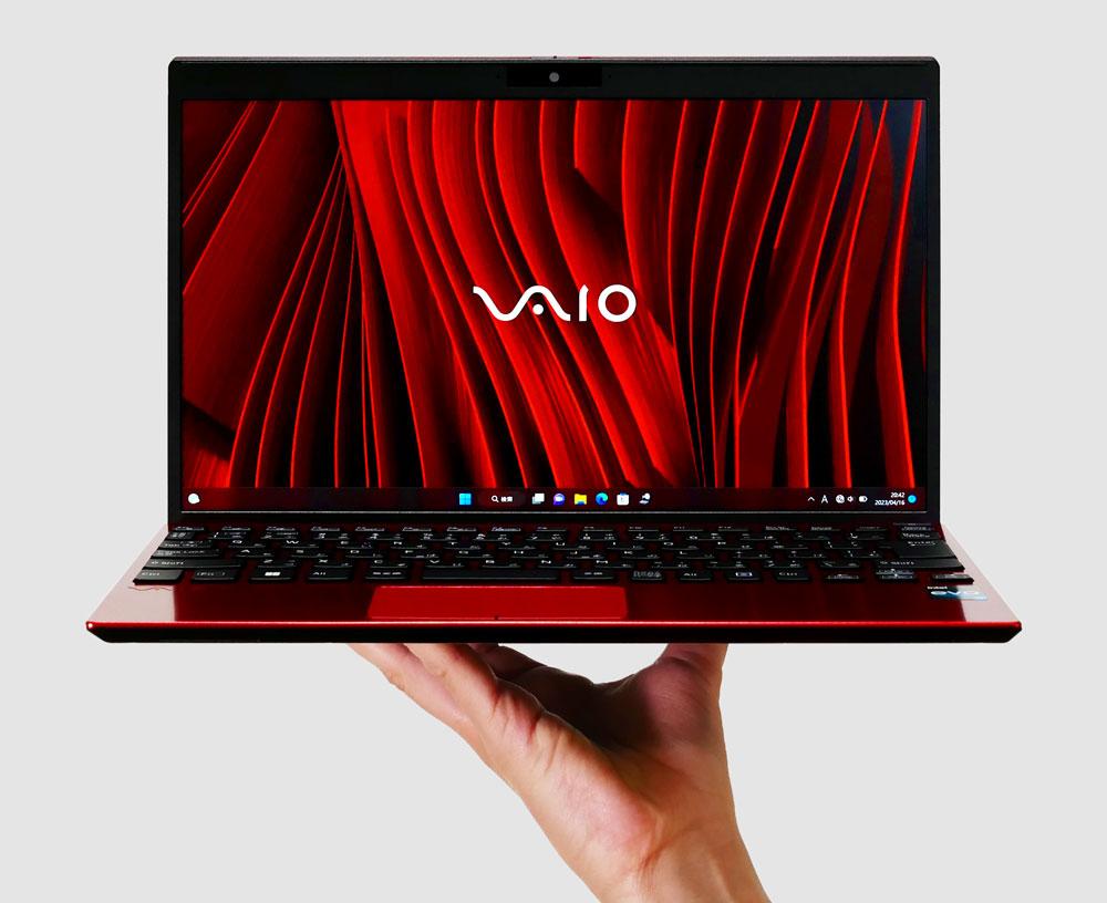 VAIO SX12 ファインレッドを軽そうに持っているところ