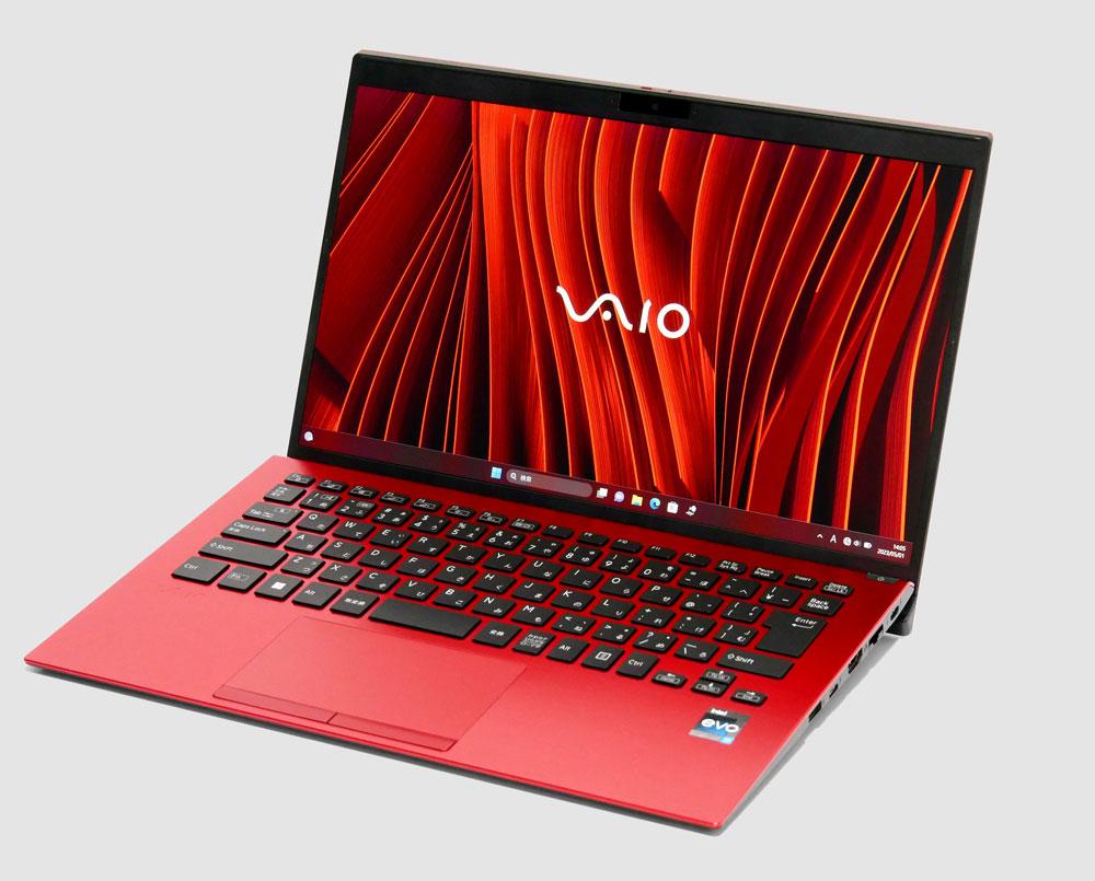 VAIO SX14 ファインレッドの外観。斜め上から