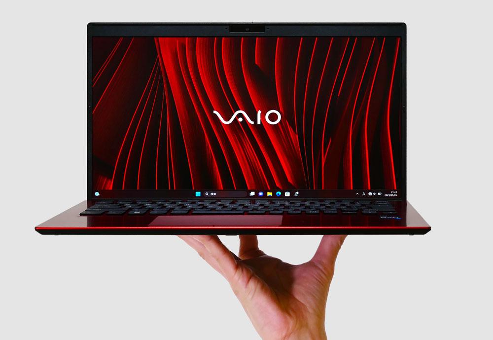 VAIO SX14 ファインレッドを軽そうに持っているところ