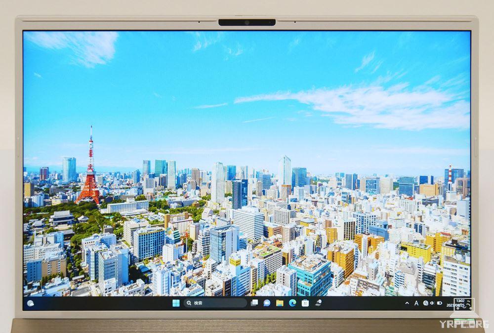 VAIO F16のディスプレイ正面