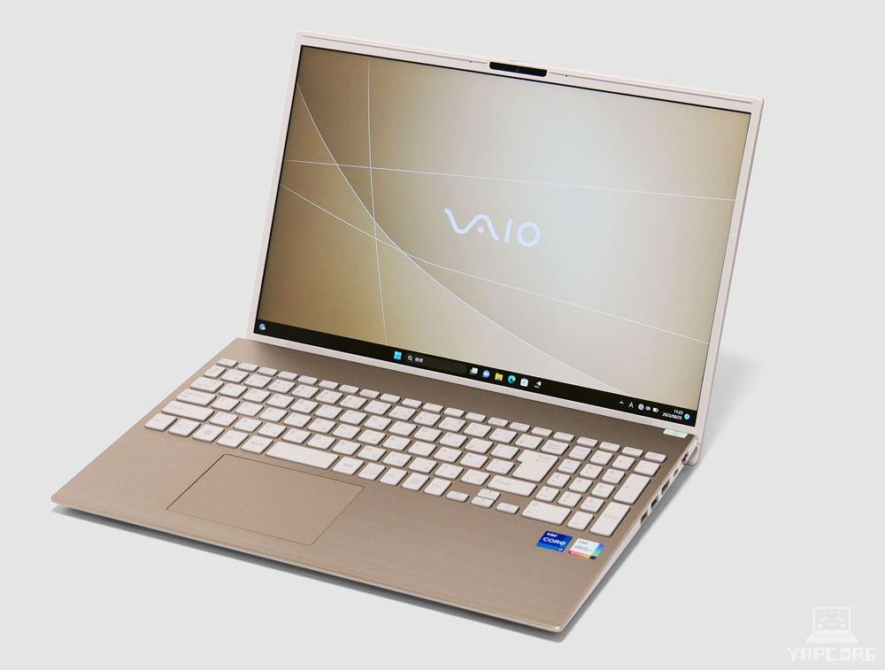 VAIO F16の外観。斜め上から