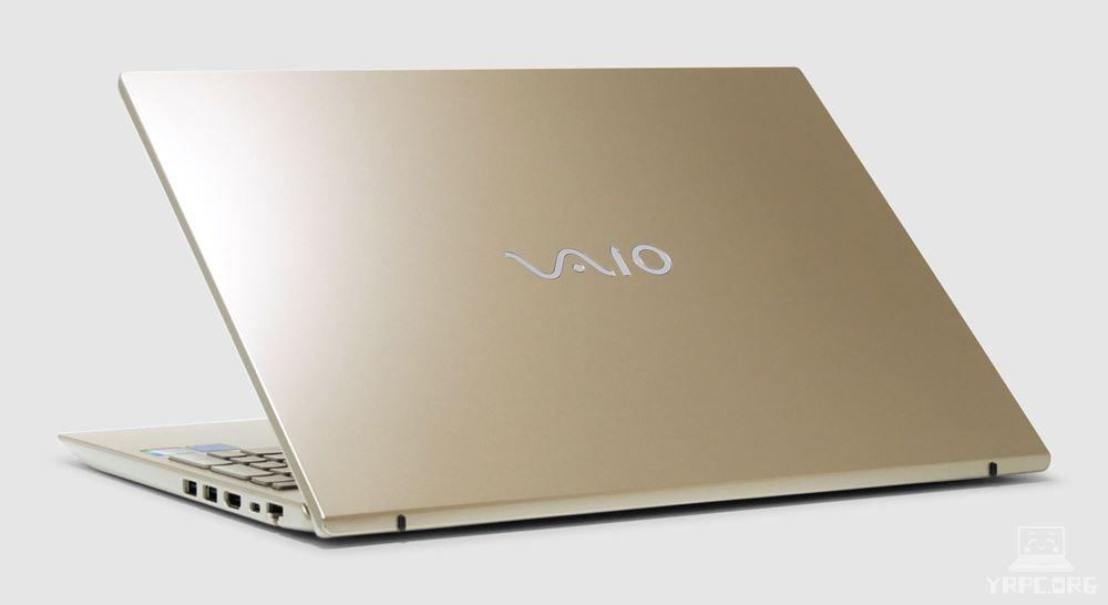 VAIO F16の外観 天板側