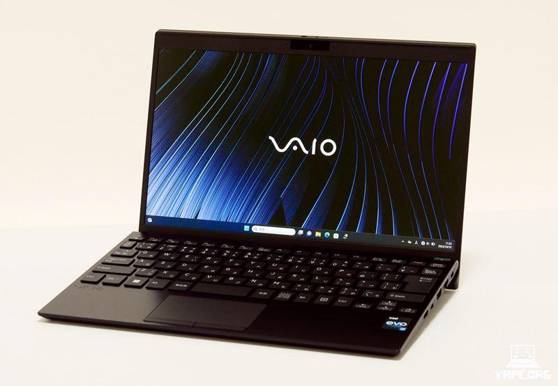 VAIO SX12 (2023年6月発売モデル)の外観。斜め上から