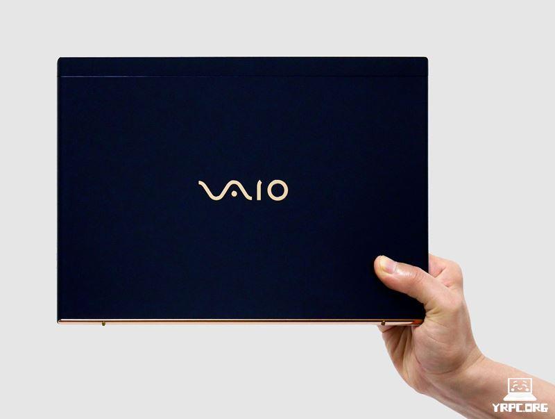 VAIO SX12 (2023年6月発売モデル)を軽そうに持っているところ