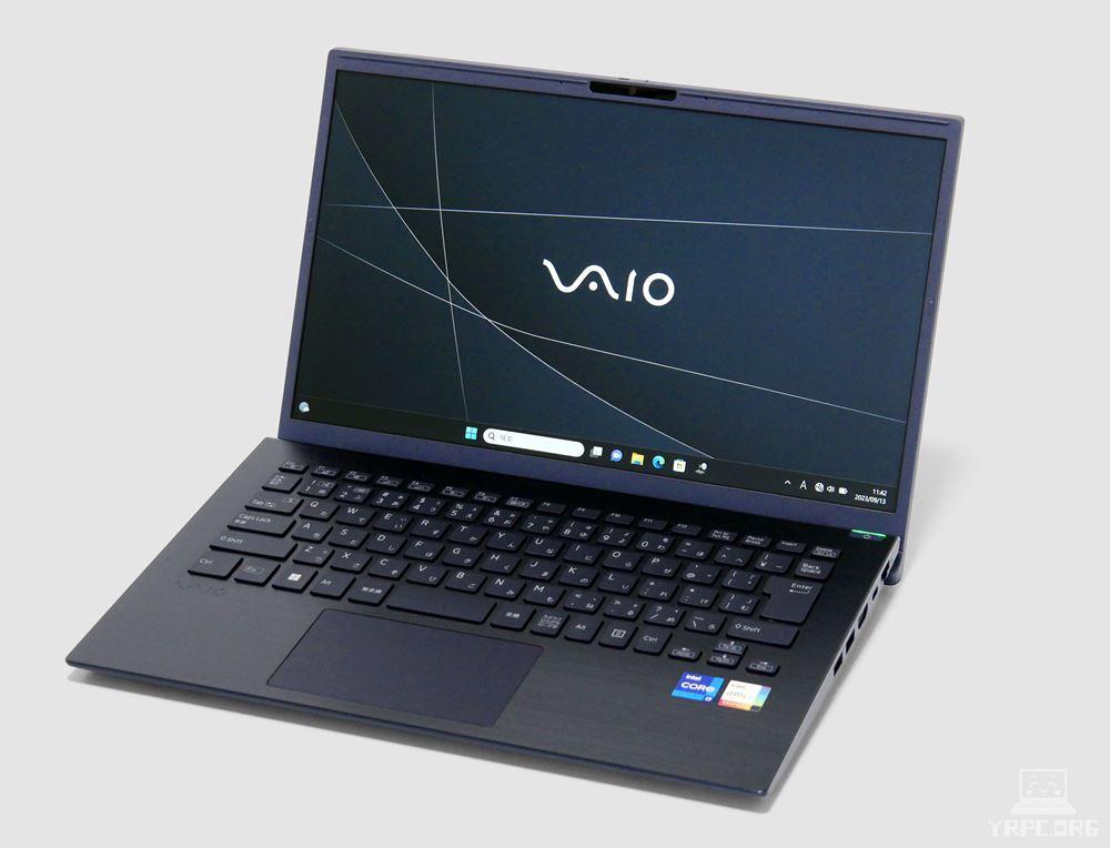 VAIO F14の外観。斜め上から