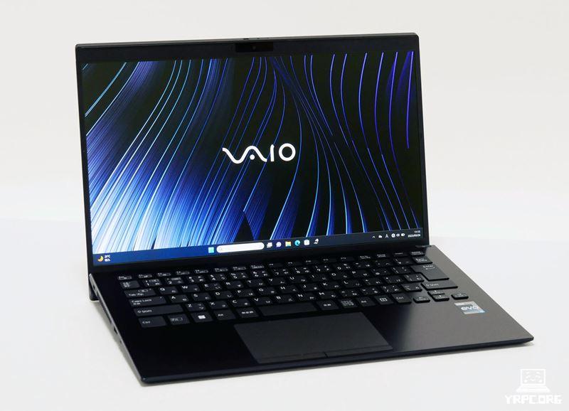 VAIO SX14 (2023年6月発売モデル)の外観。斜め上から