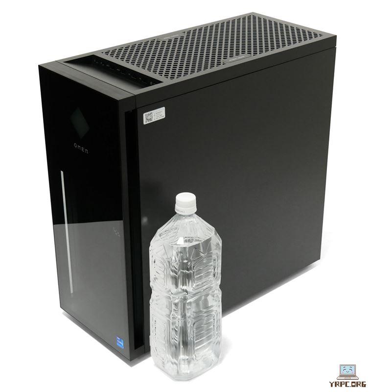 2リットルペットボトルとOMEN 40L Desktopの大きさ比較