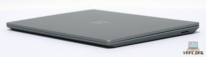 Surface Laptop Go 3を折りたたんだ様子：斜め上から