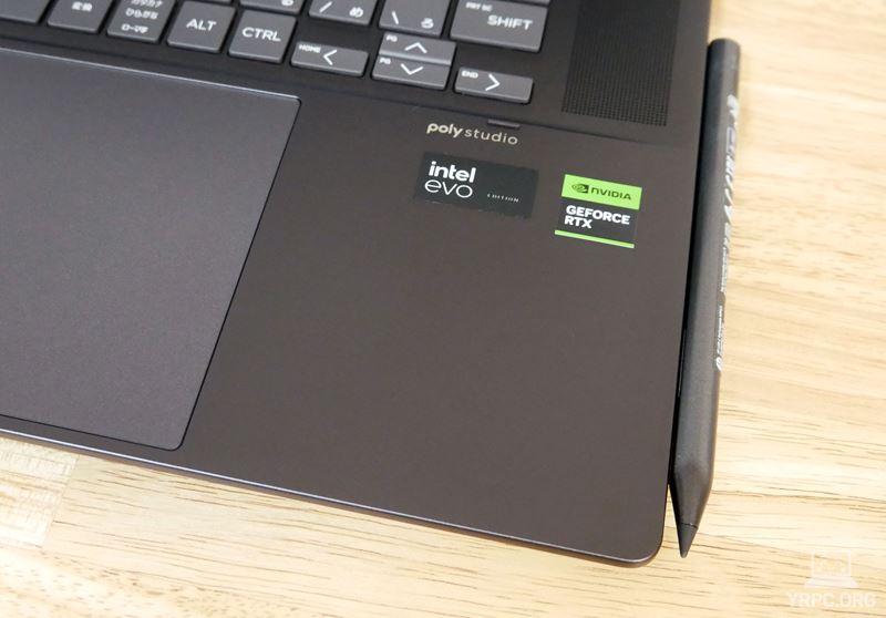 HP Spectre x360 16-aaの横にHP MPP アクティブペンをくっつけたところ