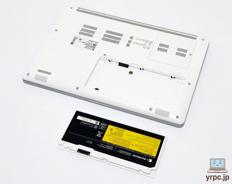 dynabook CZ/MYのバッテリーと取り外したところ