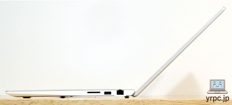 dynabook CZ/MYのディスプレイを開けるところまで開いたところ